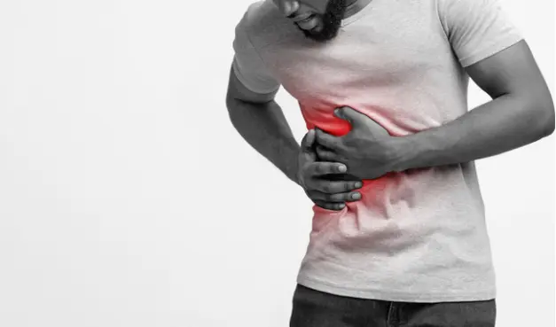 A dor no lado esquerdo do abdômen é frequentemente um sinal de excesso de gás ou prisão de ventre