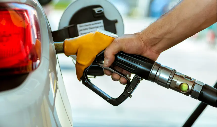 Governo estuda mudanças na composição do combustível e brasileiros podem ter gasolina mais barata e menos poluente em breve.