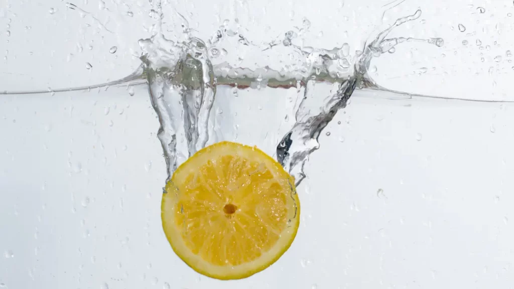 Tomar água morna com limão pela manhã tornou-se um dos rituais de bem-estar mais disseminados, mas será que ele realmente é benéfico? Confira a responsa de uma nutricionista