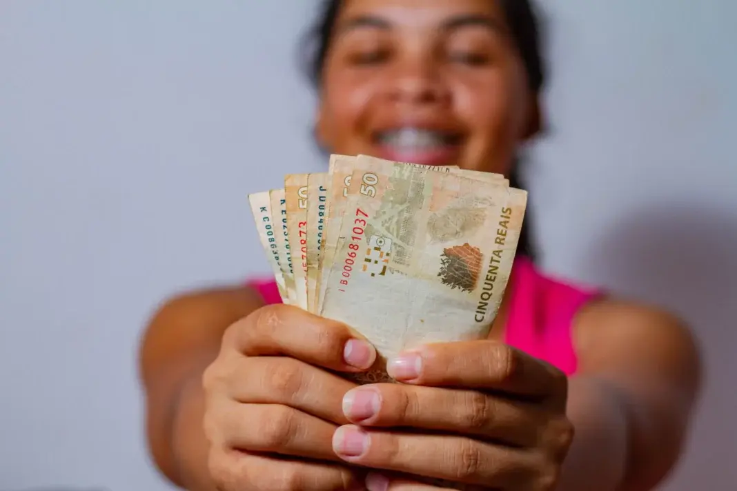Algumas mães que fazem parte do Bolsa Família podem receber mais R$ 50 para o segundo trimestre
