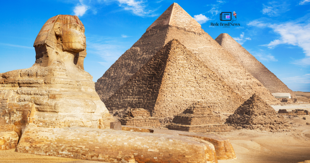 A construção das pirâmides egípcias, particularmente as três pirâmides de Gizé – Khafre, Quéops e Miquerinos – permanecia como um dos grandes enigmas da história, especialmente considerando os limitados recursos tecnológicos disponíveis na época.