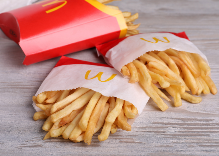 Ex-chefe do McDonald's revela no TikTok que as batatas fritas contêm aromatizante de carne, afetando vegetarianos e veganos.